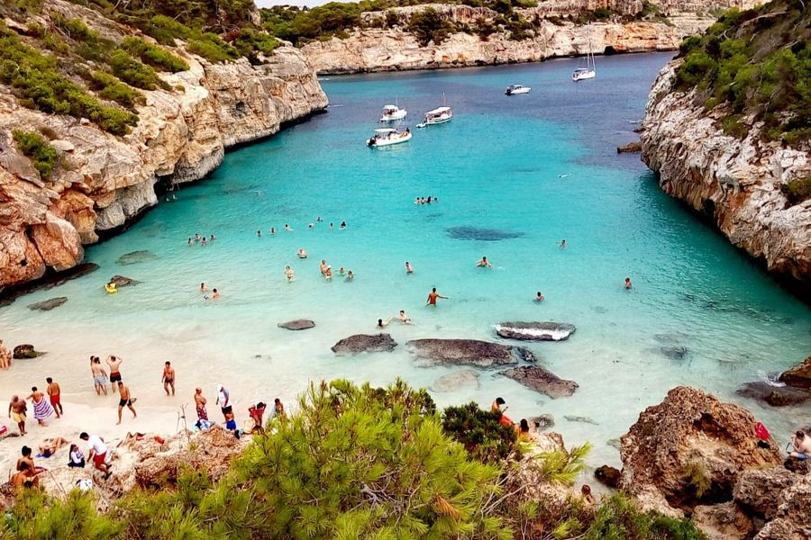 Πώς μια καμπάνια με influencers «κατέστρεψε» μια από τις τελευταίες παρθένες περιοχές της Μαγιόρκα