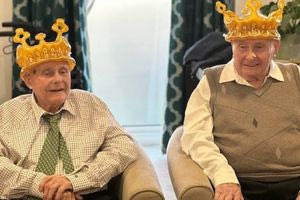 Είναι δίδυμοι, έκλεισαν τα 100 και γιόρτασαν με φίλους – Αυτά είναι τα μυστικά της μακροζωίας τους