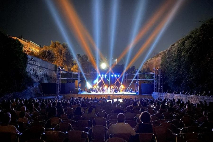 Δήμος Ηρακλείου: «Προσοχή με τα πανό και τις διαφημίσεις των καλοκαιρινών εκδηλώσεων»