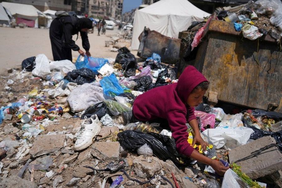 Γάζα: Παιδιά ψάχνουν για φαγητό στα σκουπίδια – Βίντεο «γροθιά στο στομάχι»