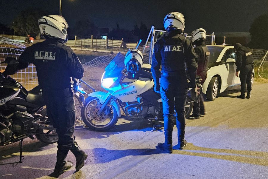 Αστυνομική επιχείρηση στις Αχαρνές με 14 συλλήψεις – Βρέθηκε τούνελ διαφυγής σε σπίτι