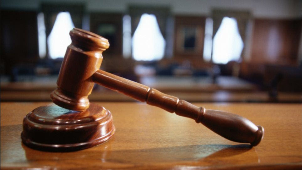 Δις ισόβια και 20 χρόνια κάθειρξη στον εργολάβο από τη Μύκονο – Βίαζε τα ανήλικα δίδυμα κορίτσια του