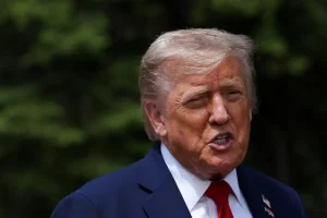 ΗΠΑ: Κατρακύλησε στο 41% η δημοτικότητα του Τραμπ μετά την επίθεση στο Ιράν