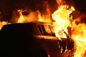 Επιτέθηκε στην σύντροφό του και έκαψε το ενοικιαζόμενο αυτοκίνητο