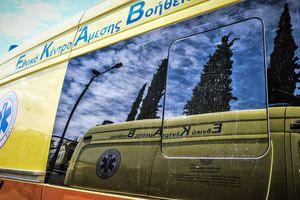 Τρίκαλα: Λύθηκε το χειρόφρενο του φορτηγού του και τον παρέσυρε