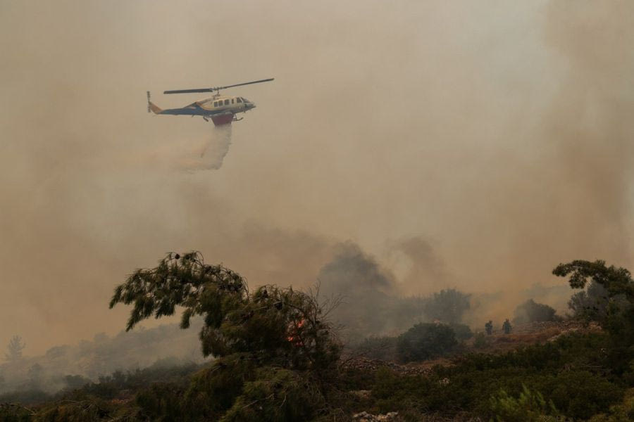 Αμείωτη η μάχη με τις φλόγες στη Χίο – Νέο μήνυμα του 112