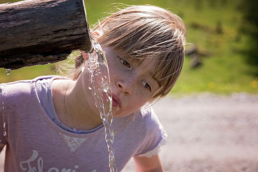 Γιατί είναι σημαντικό να πίνουμε πολύ νερό το καλοκαίρι