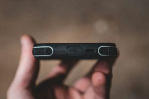 Σε τι χρησιμεύει η μικρή στρογγυλή τρύπα στα κινητά τηλέφωνα δίπλα στην είσοδο του φορτιστή