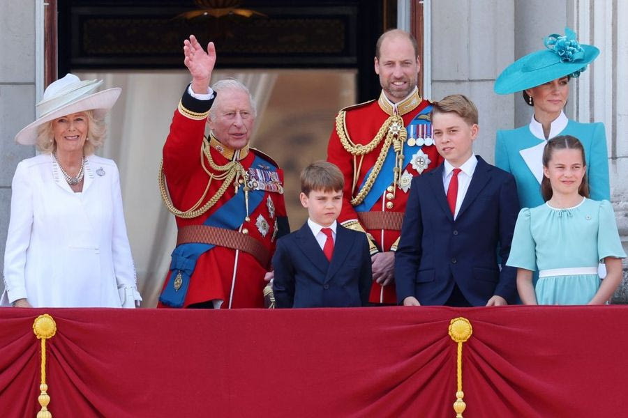 Trooping the Colour: Αστραφτερή η βασιλική οικογένεια – Εντυπωσιακή η Κέιτ, έφιππος ο Ουίλιαμ