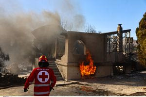 Πυροσβεστική για την φωτιά στην Παλαιά Φώκαια: «Δίνουμε τεράστια μάχη ανάμεσα σε κατοικίες»