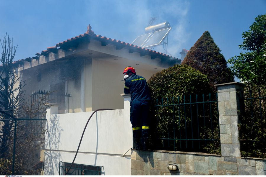 Παλαιά Φώκαια: Με διάσπαρτες εστίες αντιμέτωπη η Πυροσβεστική