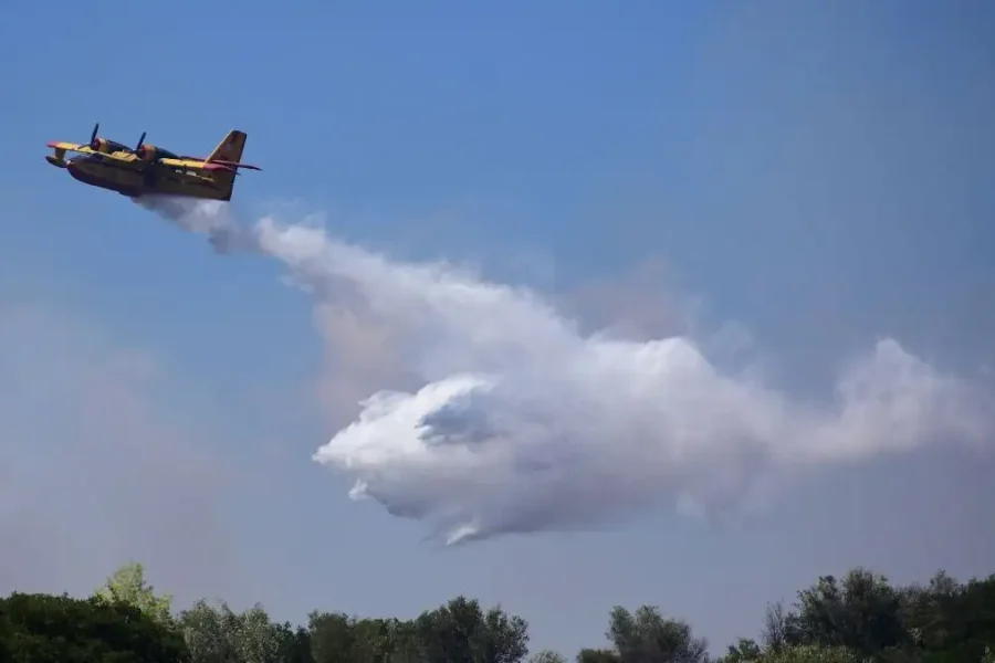 Φωτιά στη Σπάρτη, στην περιοχή Άγιοι Ανάργυροι – Σηκώθηκαν 4 εναέρια μέσα