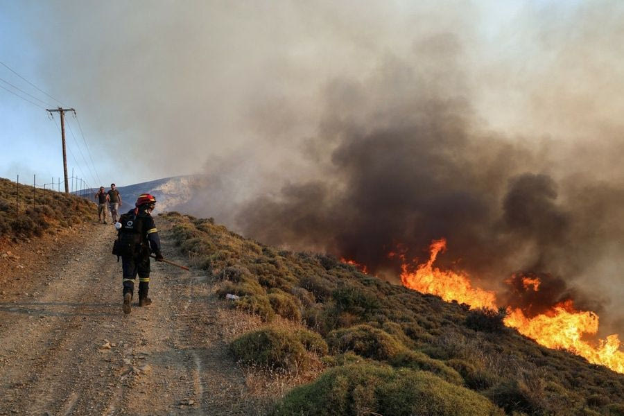 Το συγκλονιστικό μήνυμα του συγγραφέα Γιάννη Μακριδάκη για τη φωτιά στη Χίο: «Ελάτε για τουρισμό στα αποκαΐδια»
