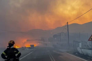 Φωτιά στη Χίο: Πάνω από 60.000 στρέμματα έχουν γίνει στάχτη – «Αισθητά βελτιωμένη η κατάσταση για την ώρα» λέει η Πυροσβεστική