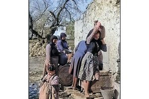 Γυναίκες παίρνουν νερό από βρύση στην Κρήτη, το 1955