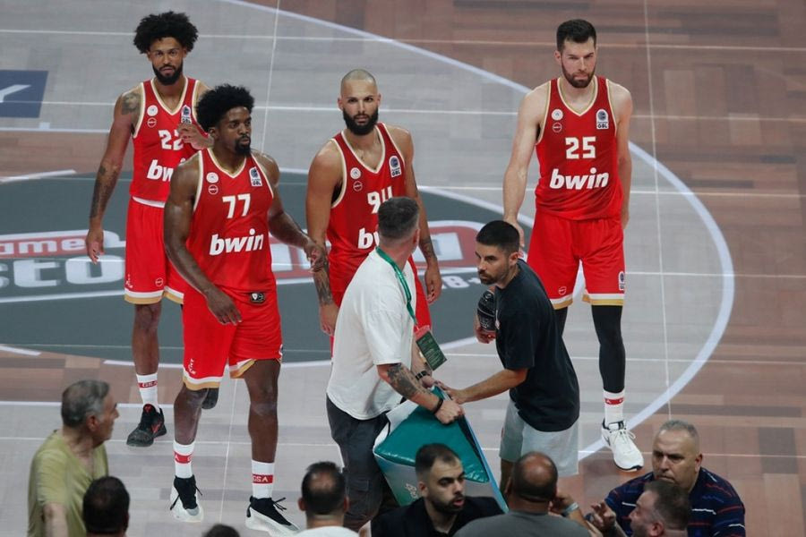 Οι ποινές που απειλούν τον Φουρνιέ για τη χειρονομία στους φιλάθλους του Παναθηναϊκού
