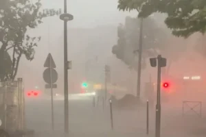 Παρίσι: Δύο νεκροί, 17 τραυματίες, πάνω από 100.000 σπίτια χωρίς ρεύμα λόγω κακοκαιρίας