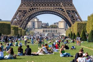 Γαλλία: Τσιγάρο τέλος σε παραλίες και πάρκα -Βάζουν παντού ταμπέλες