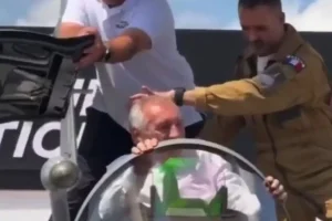 Γαλλία: Ο πρωθυπουργός σφήνωσε μέσα σε μαχητικό αεροσκάφος (video)