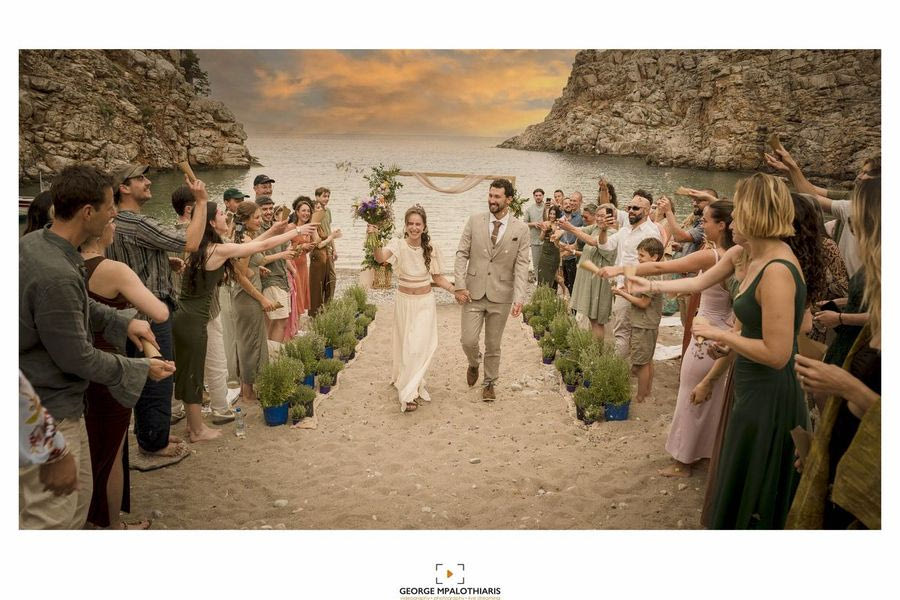 Γάμος από όνειρο σε ερημική παραλία της Κρήτης – Εικόνες ομορφιάς και συγκίνησης