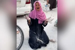 Γάζα: Γυναίκα σπαράζει πάνω από αλεύρι που χύθηκε στον δρόμο (video)