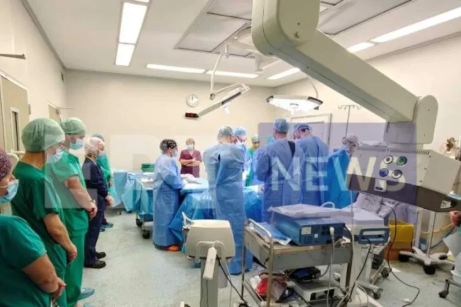 Συγκλονιστική στιγμή στο Πανεπιστημιακό Νοσοκομείο Πάτρας: Οι γιατροί τιμούν τον 14χρονο Σπύρο πριν τη λήψη των οργάνων του