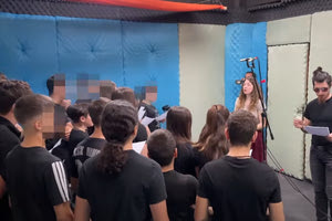 «Mια νύχτα που δεν ξημέρωσε»: Μαθητές του Γυμνασίου του Χάρακα συγκινούν με ένα τραγούδι για τα Τέμπη