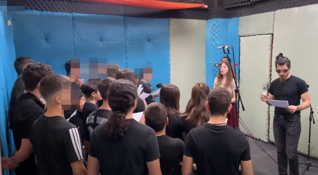«Mια νύχτα που δεν ξημέρωσε»: Μαθητές του Γυμνασίου του Χάρακα συγκινούν με ένα τραγούδι για τα Τέμπη