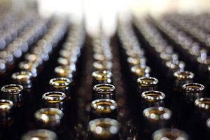 Περισσότερα μικροπλαστικά στα γυάλινα παρά στα πλαστικά μπουκάλια