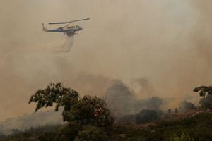Χίος: Με 90 πυροσβέστες ενισχύονται οι δυνάμεις πυρόσβεσης – Ζημιές σε καλλιέργειες, σπίτια και υποδομές