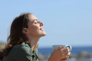 Ο καφές είναι «σύμμαχος» στη γήρανση για τις γυναίκες μέσης ηλικίας, σύμφωνα με έρευνα