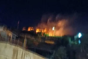 Φωτιά στην Ιεράπετρα – Ισχυροί άνεμοι δυσκολεύουν την κατάσβεση