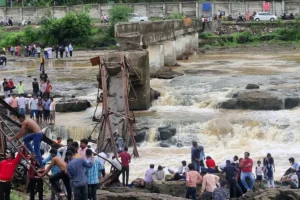 Τουλάχιστον δύο νεκροί από κατάρρευση γέφυρας στην Ινδία – Δείτε βίντεο και φωτογραφίες