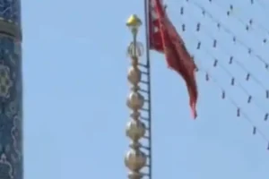 Το Ιράν ύψωσε την «Κόκκινη Σημαία της Εκδίκησης» μετά την επίθεση του Ισραήλ