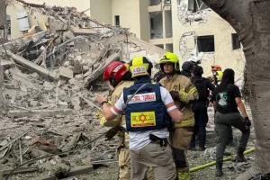 Με βομβαρδισμούς σε Τελ Αβίβ και Χάιφα απάντησε το Ιράν στην επίθεση των ΗΠΑ