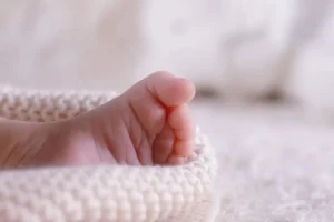 Θήβα: Με τραύμα στο κεφάλι το 6 μηνών βρέφος που παράτησαν στο νοσοκομείο – Αναζητούνται οι γονείς του