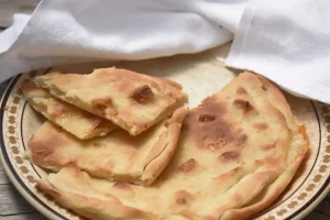 Σφακιανή πίτα με μέλι και σουσάμι: Ορεκτικό ή επιδόρπιο