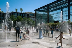 «Βράζει» η νότια Ευρώπη με θερμοκρασίες έως και 44°C: Πρωτοφανής καύσωνας στη Γαλλία, κλιματικά καταφύγια στην Ιταλία