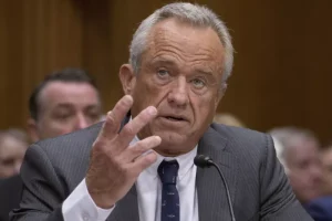 ΗΠΑ: O Ρόμπερτ Κένεντι απέλυσε ολόκληρη συμβουλευτική επιτροπή για τα εμβόλια