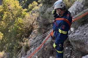 Πτώση τουρίστα από μεγάλο ύψος στην Κέρκυρα – Διακομίστηκε στο νοσοκομείο