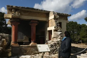 Καταγγελία για την Κνωσό: Χρεώνουν «παράνομα» τη χρήση της τουαλέτας