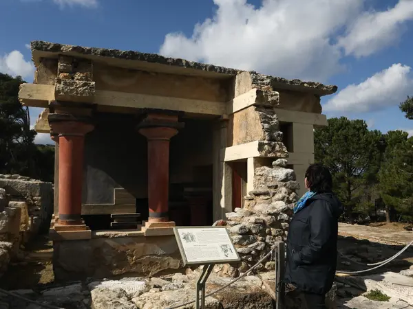Καταγγελία για την Κνωσό: Χρεώνουν «παράνομα» τη χρήση της τουαλέτας