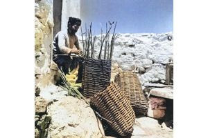 Κρητικός πλέκει κοφίνια το 1927