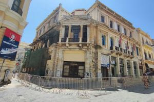 Διάδρομος για τους πεζούς στο πλάι του Μεγάρου Κοθρή (φωτογραφίες)