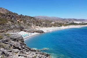 Κριός, η παραλία με τους τρεις κόλπους και τη …. μία λίμνη!