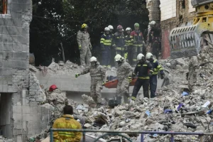 Πόλεμος στην Ουκρανία: Ο απολογισμός των ρωσικών πληγμάτων στο Κίεβο αυξήθηκε στους 21 νεκρούς