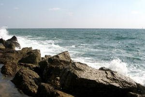 Βοριάδες έως 7 μποφόρ τη Δευτέρα και θερμοκρασία έως 33 βαθμούς