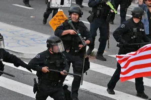 Ταραχές στο Λος Άντζελες: Έτοιμοι να αναπτυχθούν οι πεζοναύτες, αλλά χωρίς αληθινά πυρομαχικά – Μαζικές συλλήψεις από την αστυνομία