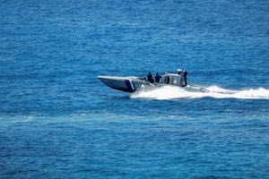 Βούλα: Ταχύπλοο σκάφος προσέκρουσε σε βράχια – Δύο τραυματίες