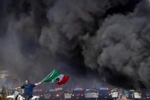 Σοβαρά επεισόδια στο Λος Άντζελες για τις μαζικές συλλήψεις μεταναστών: Στους δρόμους η Εθνοφρουρά – «Εσείς φέρνετε το χάος, εμείς φέρνουμε χειροπέδες»